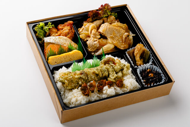 よくばり幕の内弁当（豚の生姜焼き、鶏の唐揚げ、焼き鮭）