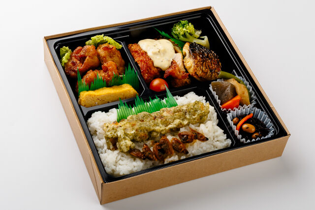 よくばり幕の内弁当（タルタルチキン、鶏の唐揚げ、焼き鯖）