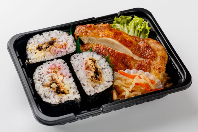手軽に満足！おにぎらず弁当（照り焼きチキン）