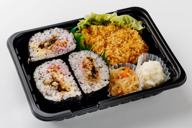 手軽に満足！おにぎらず弁当（ヒレカツ）