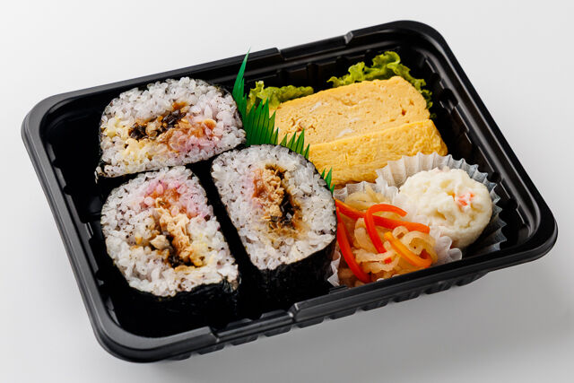 手軽に満足！おにぎらず弁当（だし巻き玉子）