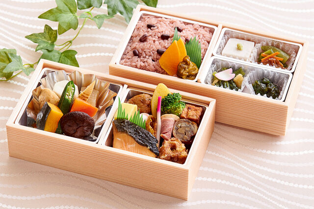 ことぶき（赤飯入りお祝い弁当）