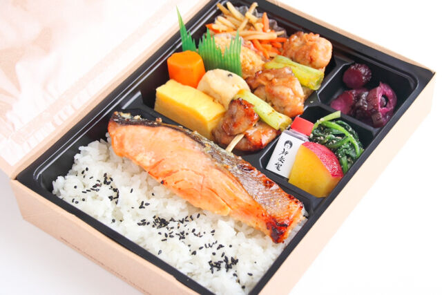 焼鳥と銀鮭の弁当