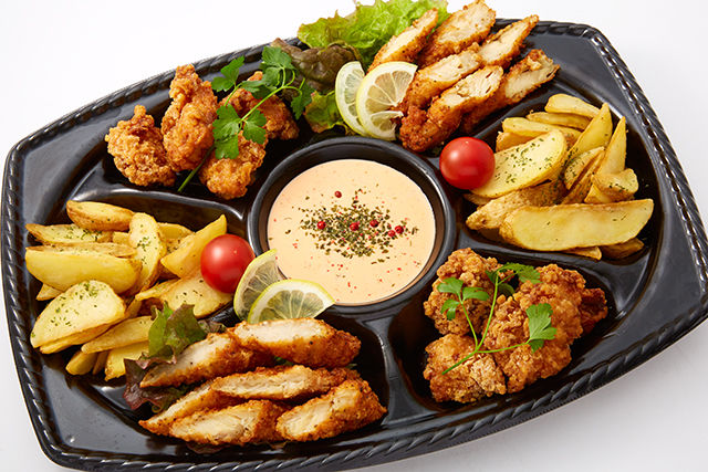 フリットアソート（チキンフィンガー、チキンフリット、ポテトフライ）