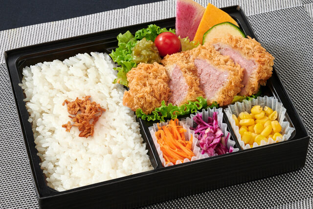 塊肉をじっくり揚げた赤身肉の牛カツ弁当