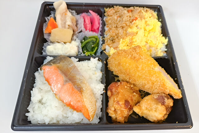 ボリューム弁当【ヒレカツと肉じゃが】