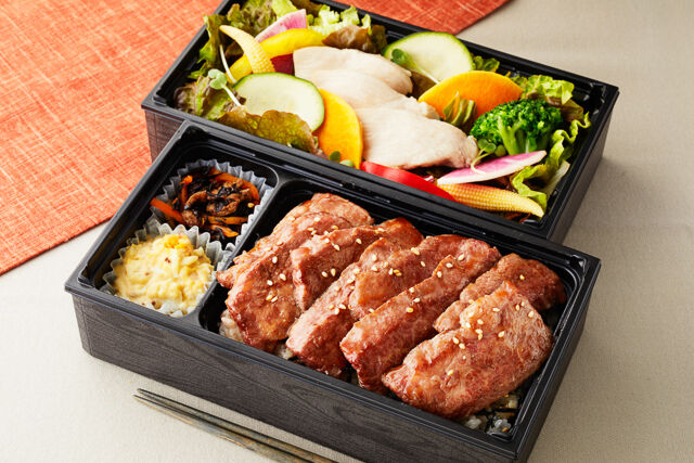 黒毛和牛特上焼肉弁当＆蒸し鶏サラダ