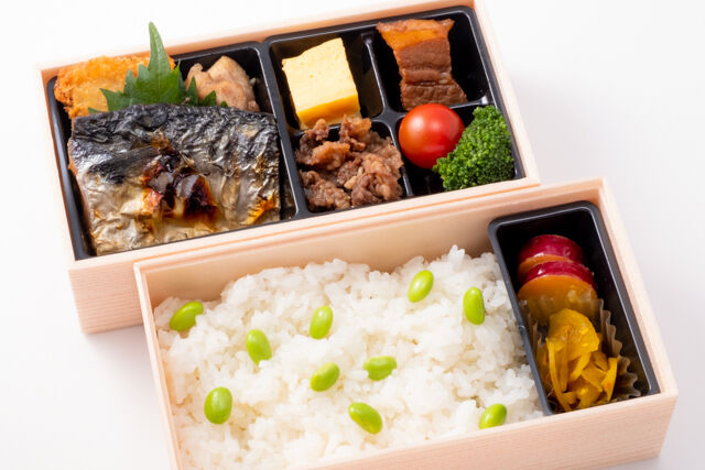 豆ご飯～焼き鯖と3種の肉お菜の2段重～