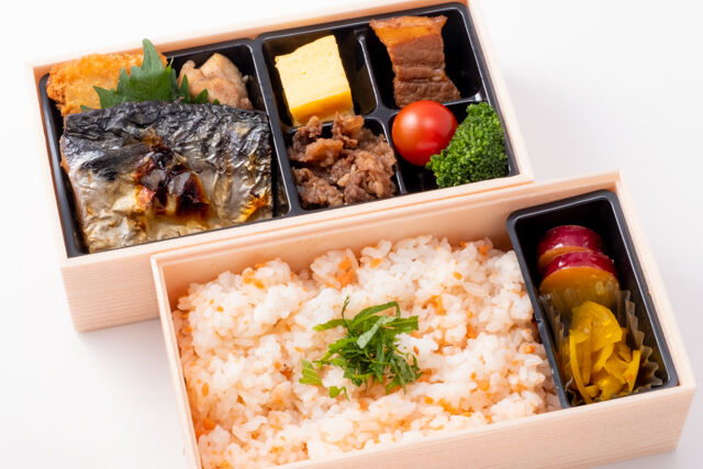 鮭まぜご飯～焼き鯖と3種の肉お菜の2段重～