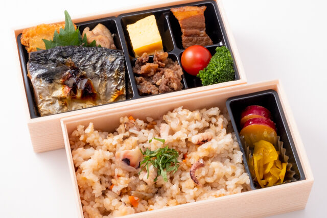 たこ飯～焼き鯖と3種の肉お菜の2段重～