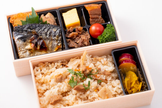 鶏五目ご飯～焼き鯖と3種の肉お菜の2段重～