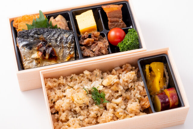 ほたてと昆布のご飯～焼き鯖と3種の肉お菜の2段重～