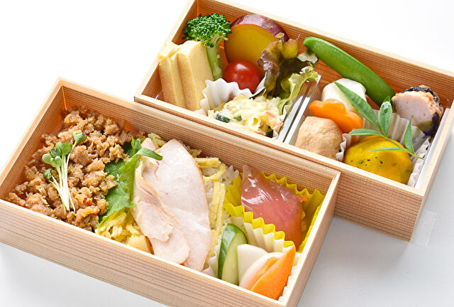 鶏そぼろとスモークチキン御膳