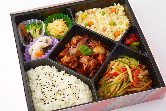 【特製 幕の内弁当】黒酢の酢鶏と青椒肉絲弁当