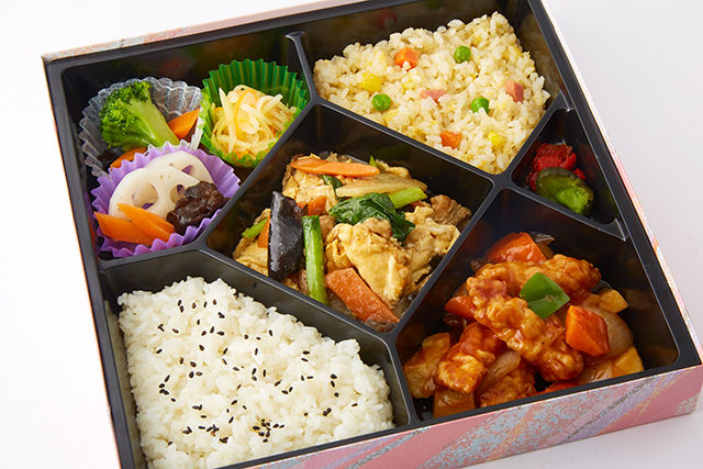 【特製 幕の内弁当】きくらげと豚肉の玉子炒めと白身魚の甘酢炒め弁当