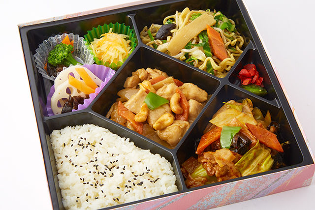 【特製 幕の内弁当】鶏肉とカシューナッツ炒めと回鍋肉（ホイコーロー）弁当