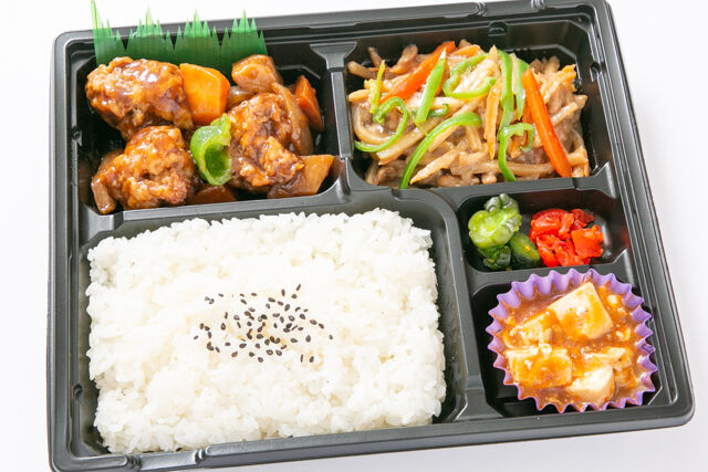 【厳選】Wメイン中華弁当（黒酢の酢鶏＆チンジャオロース）