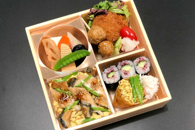 煮穴子ちらしとかわり稲荷御膳～おろしひれかつ～