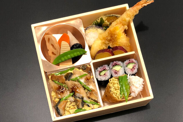 煮穴子ちらしとかわり稲荷御膳～旬の天麩羅～