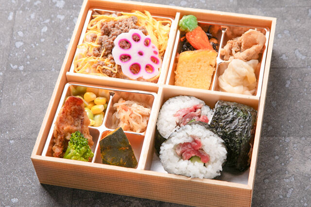 撫子（なでしこ）～牛ステーキ巻きと黒毛和牛そぼろ～