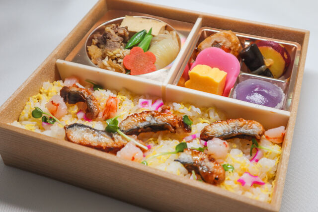 牛すき焼きの鰻と海老のチラシ寿司弁当
