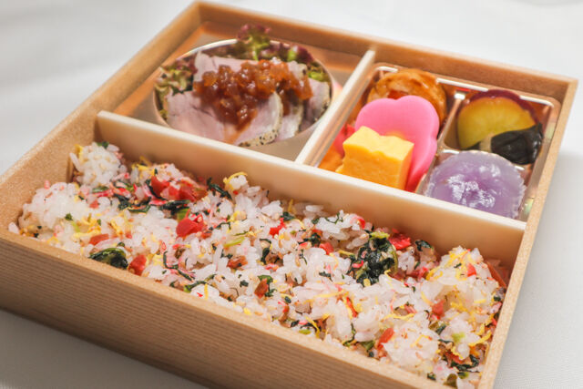 ローストビーフの梅ちりめんご飯弁当