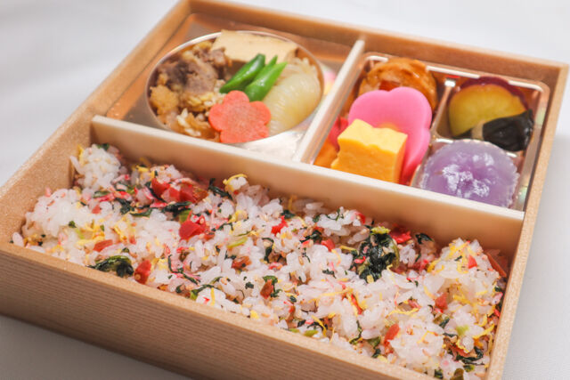 牛すき焼きの梅ちりめんご飯弁当