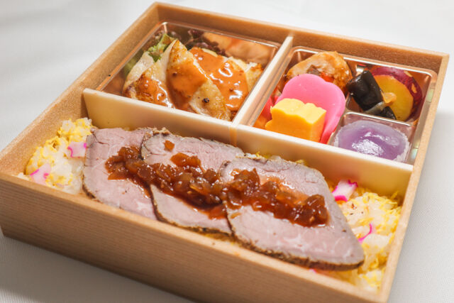 チキンソテーのローストビーフ弁当