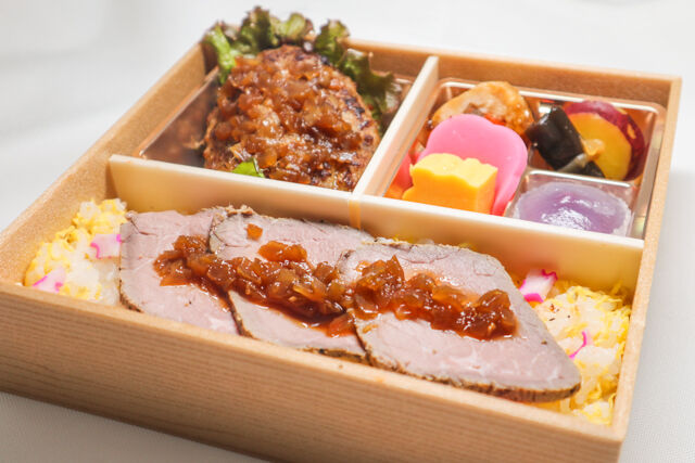 国産牛ハンバーグとローストビーフ弁当