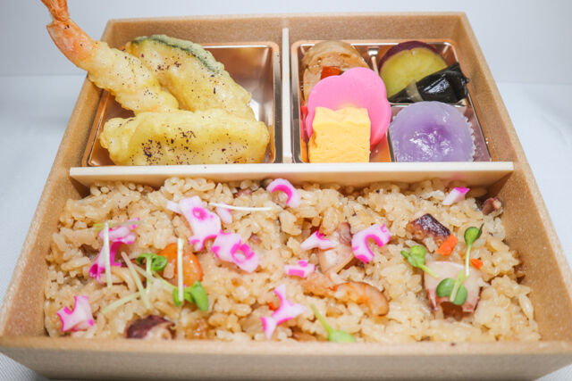 3種てんぷらの海鮮炊き込みご飯弁当