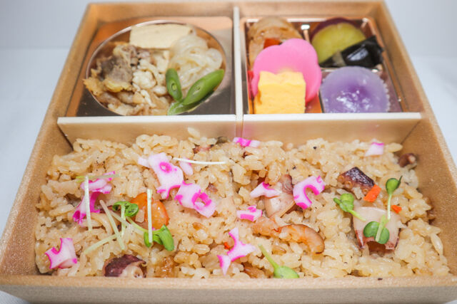 牛すき焼きの海鮮炊き込みご飯弁当