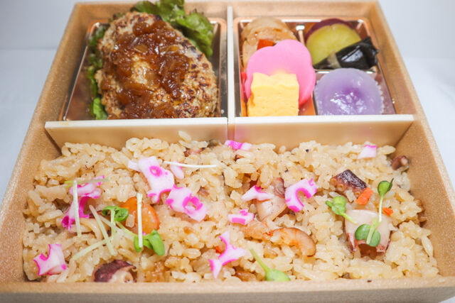 国産牛ハンバーグの海鮮炊き込みご飯弁当