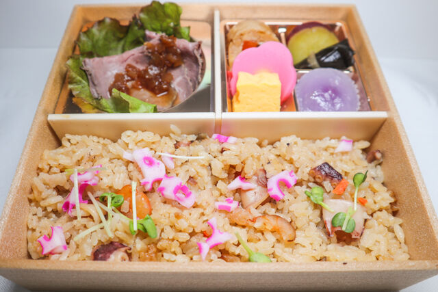 ローストビーフの海鮮炊き込みご飯弁当