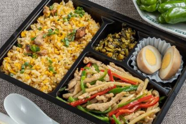 桂花オリジナル炒飯と青椒肉絲セット弁当