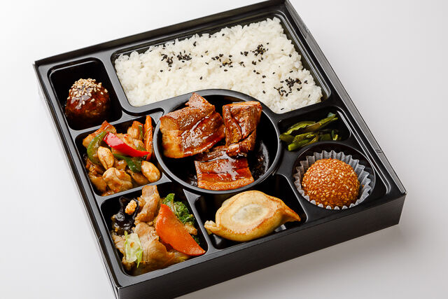 【桂花オリジナル太肉付き】鶏肉とピーナッツの四川風炒め＆玉子と豚肉と木くらげの炒め物弁当