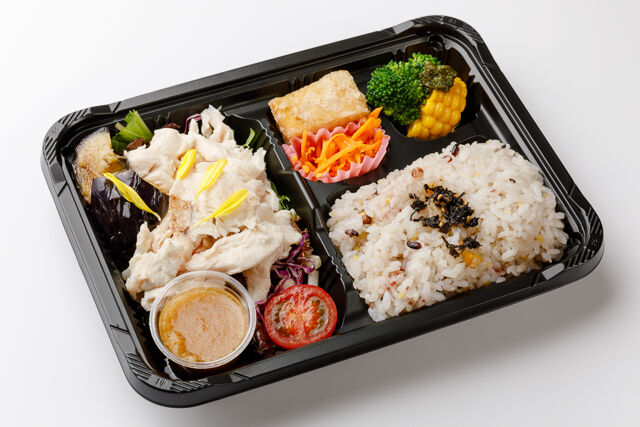 蒸し鶏サラダ弁当（選べる4種のソース）
