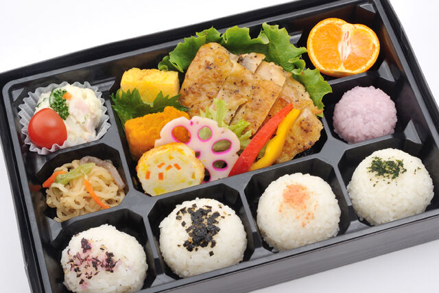 ハーブチキンソテーと和洋惣菜の囲味（かこみ）御膳