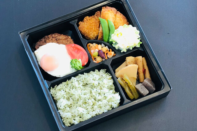 とんかつとエッグハンバーグのお弁当