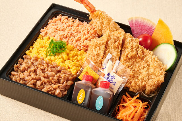 神楽のお得な三色そぼろとロースカツとエビフライ弁当