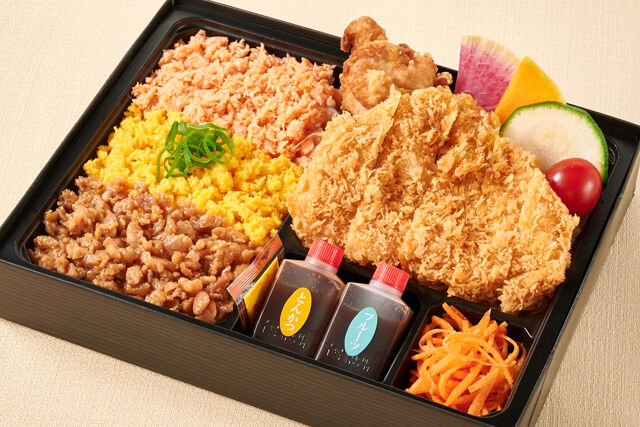 神楽のお得な三色そぼろとロースカツと鶏の唐揚げ弁当