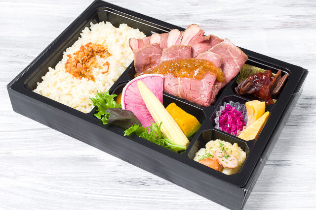 【熨斗対応可】しっとりやわらかいローストビーフと極上酵素ドレッシング添えの朝採れ野菜サラダ弁当