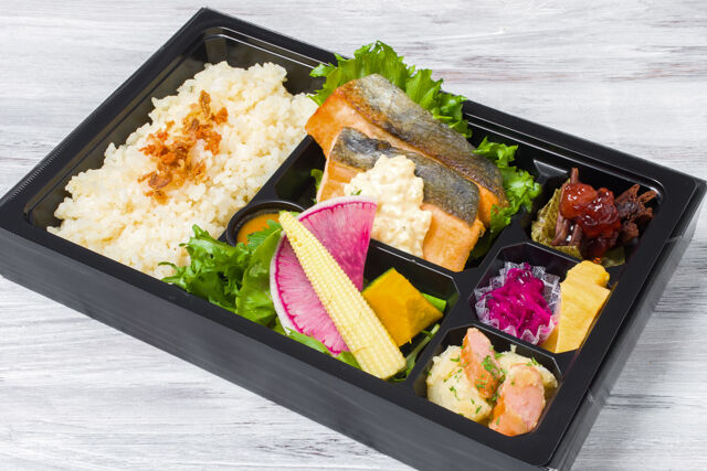 【熨斗対応可】タルタルソースでいただくサーモンムニエルと極上酵素ドレッシング添えの朝採れ野菜サラダ弁当