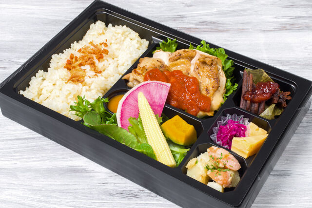 【熨斗対応可】絶品ジューシーなチキングリルと極上酵素ドレッシング添えの朝採れ野菜サラダ弁当