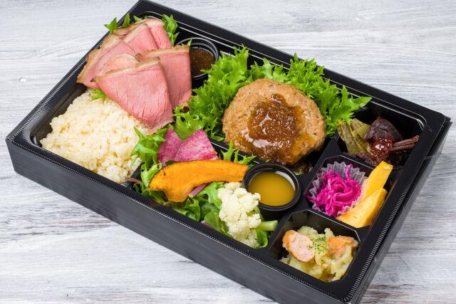【熨斗対応可】至極のハンバーグ＆しっとりやわらかいローストビーフ＆朝採れ野菜サラダのしあわせ弁当