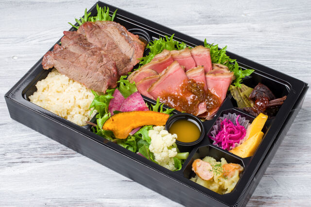 【熨斗対応可】しっとりやわらかいローストビーフ＆特製サーロインステーキ＆朝採れ野菜サラダの極弁当