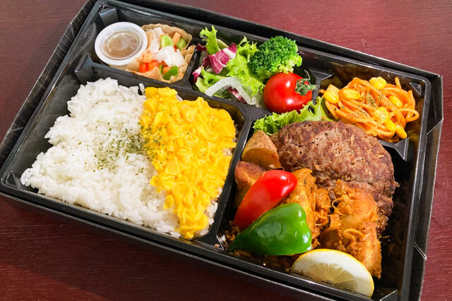 煮込みチキン＆牛ハンバーグの無水オムカレー御膳