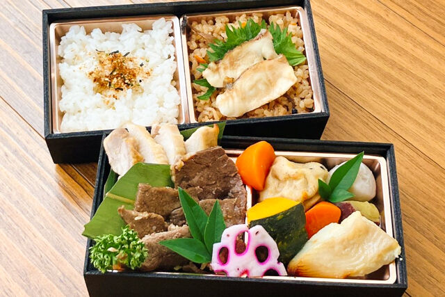 牛焼肉・焼き鶏・鯛めしの懐石二段重