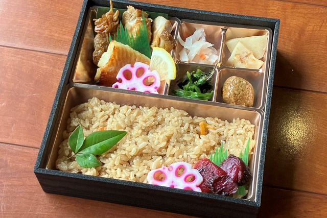 炊き込みご飯の彩り懐石弁当
