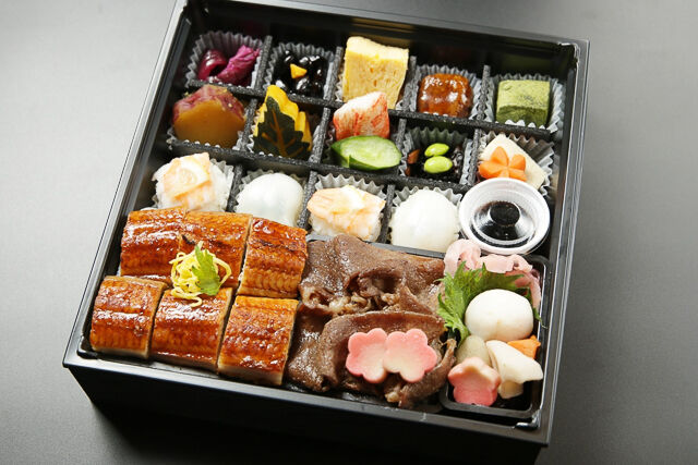 すき焼きと鰻の蒲焼きと手まり寿司