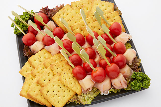 生ハムのチーズ巻きとクラッカー添え